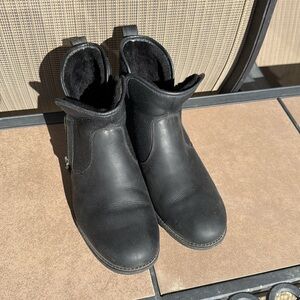 Ugg black, soft lamb, skin with lamb wool fuzzy lining.